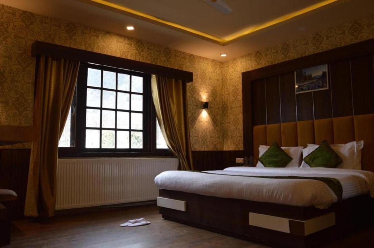 Hotel Outlook Pahalgām Esterno foto
