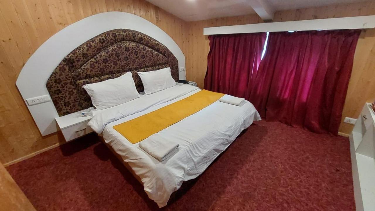 Hotel Outlook Pahalgām Esterno foto