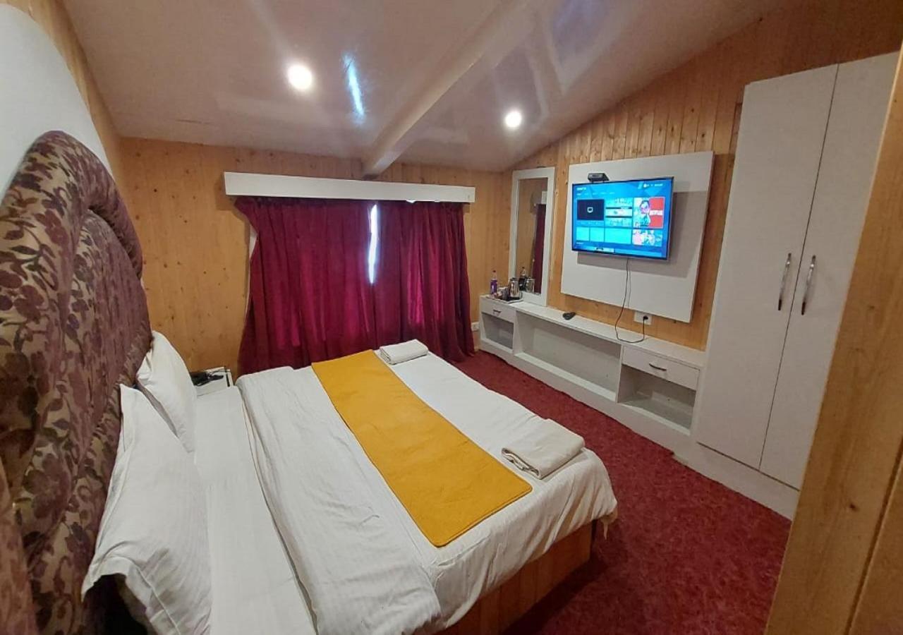 Hotel Outlook Pahalgām Esterno foto