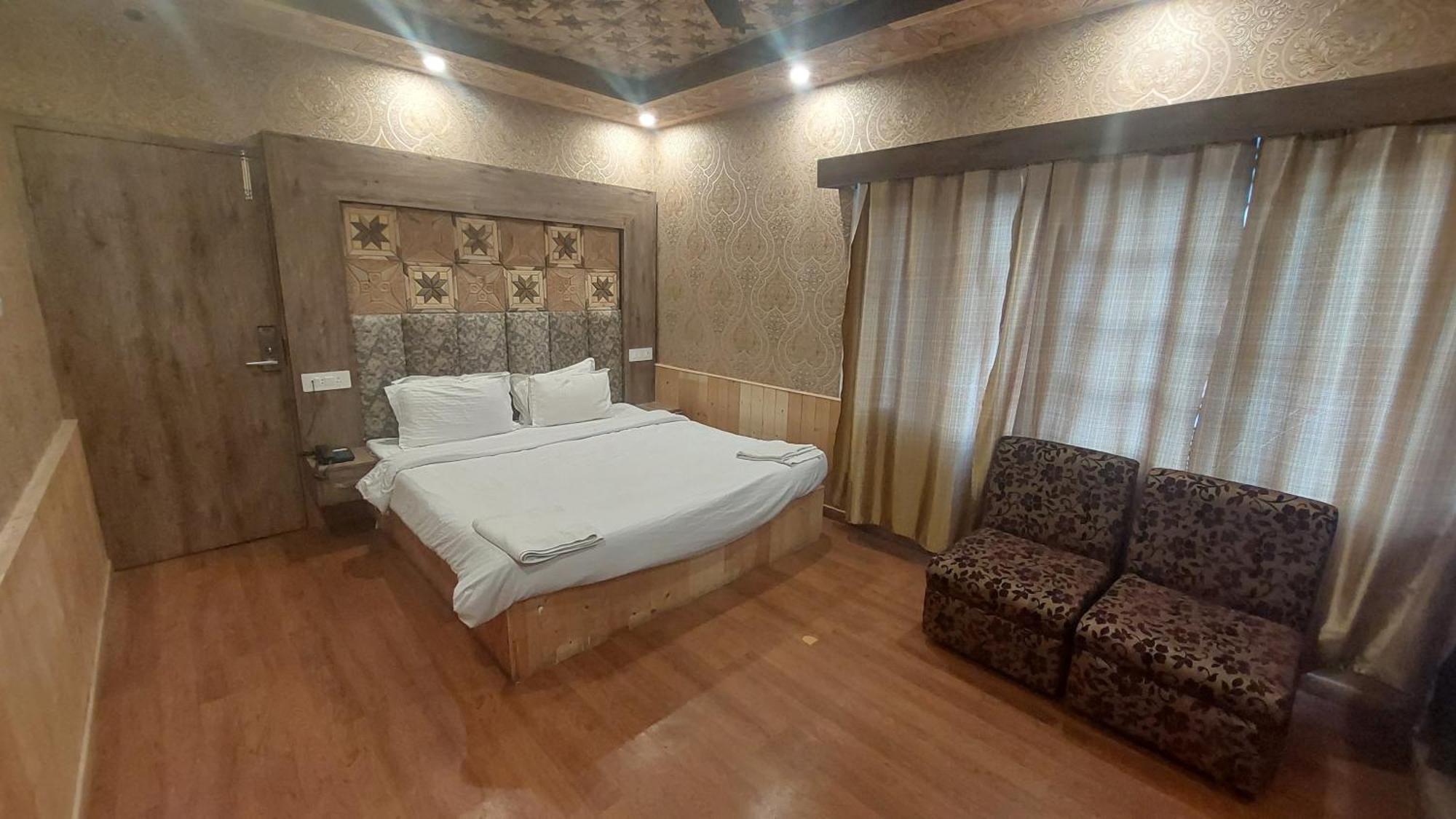 Hotel Outlook Pahalgām Esterno foto